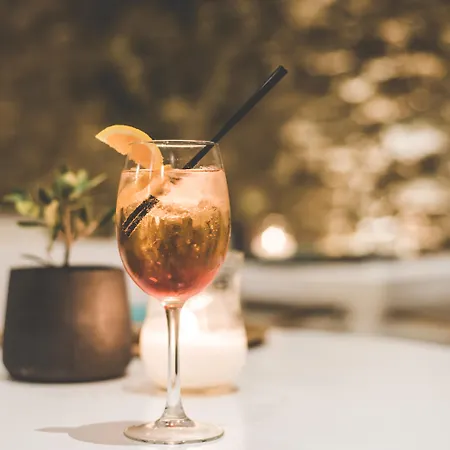 Super Paradise Hotel 2*